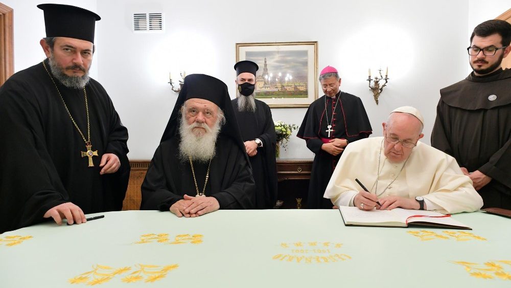 Assinatura do Livro de Honra na visita de Sua Beatitude Ieronymos II à Nunciatura Apostólica em Atenas