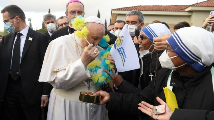 Viagem Apostólica a Chipre e Grécia - Encontro com os jovens da escola São Dionísio (2021.12.06 )