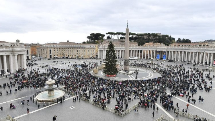 Fiéis acompanham a oração do Angelus na Praça São Pedro conduzida pelo Papa Francisco - 08.12.21 (Vatican Media)