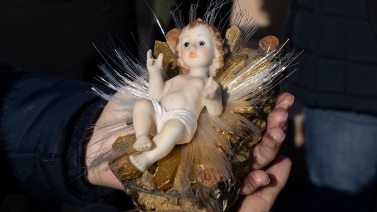 Imagem do Menino Jesus na Praça São Pedro para ser abençoada pelo Papa