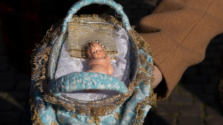 Imagem do Menino Jesus na Praça São Pedro para ser abençoada pelo Papa
