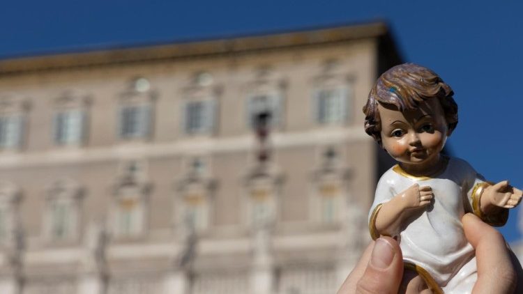 Imagem do Menino Jesus na Praça São Pedro para ser abençoada pelo Papa