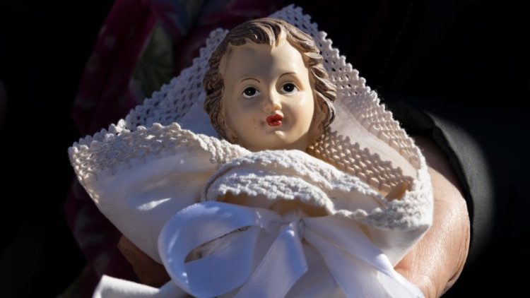 Imagem do Menino Jesus na Praça São Pedro para ser abençoada pelo Papa