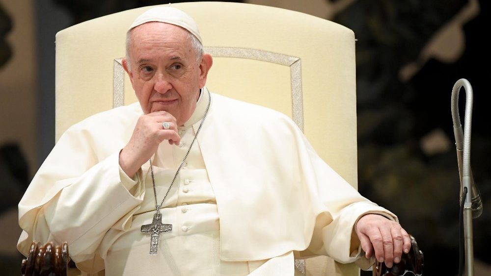 Papst Franziskus in der Audienzhalle