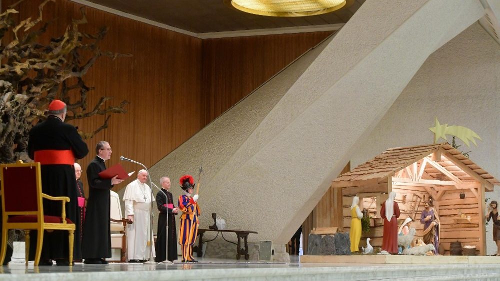 Der Papst leitet die Audienz ein