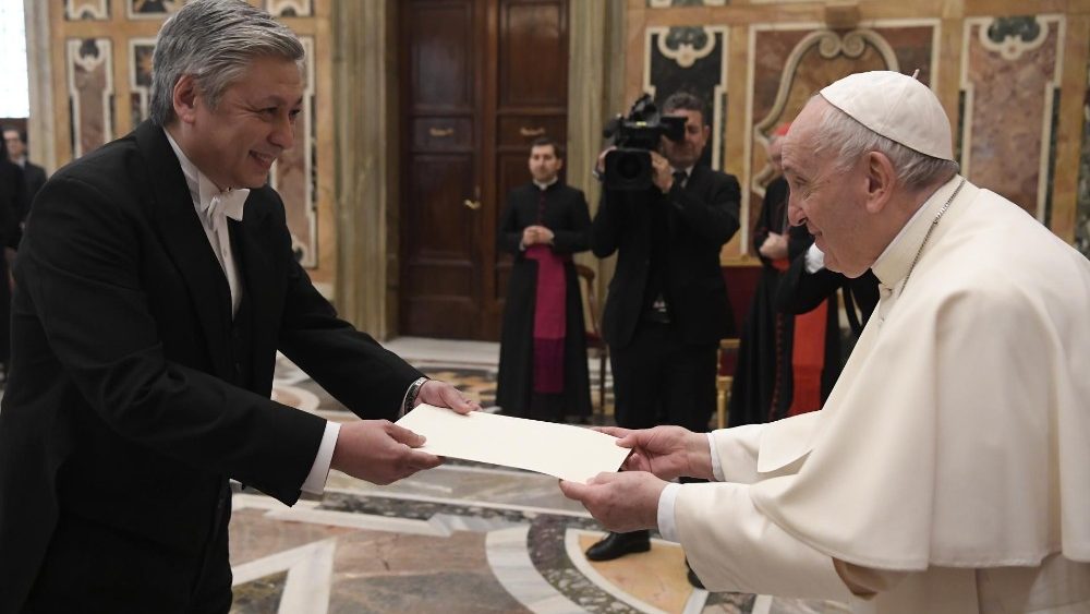 Audiência do Papa a novos embaixadores junto à Santa Sé