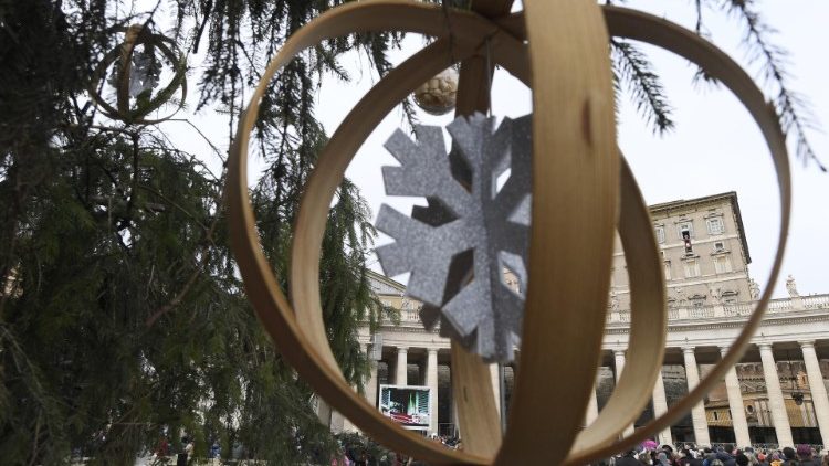 Ornamento do pinheiro de Natal em primeir plano