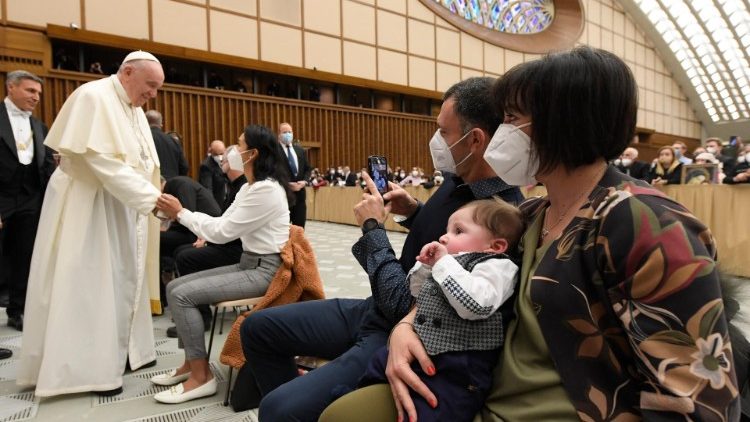 Il Papa si intrattiene con alcune persone presenti all'Udienza Generale