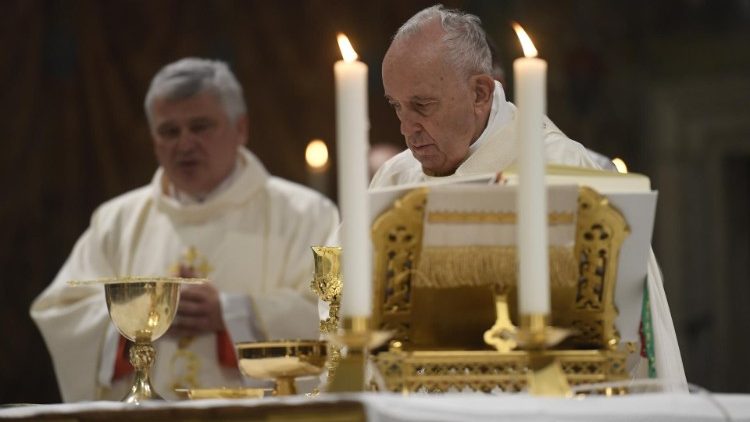 Papst Franziskus bei einer Messfeier