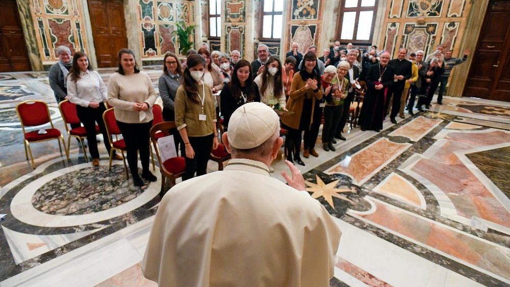 L'arrivo del Papa nella Sala Clementina