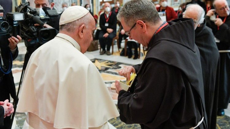 Papst Franziskus bei der Audienz im Vatikan mit dem Kustos des Heiligen Landes, Pater Patton