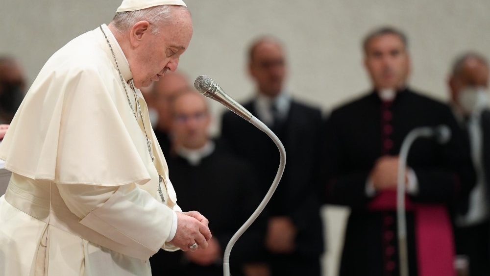 Pápež pri modlitbe