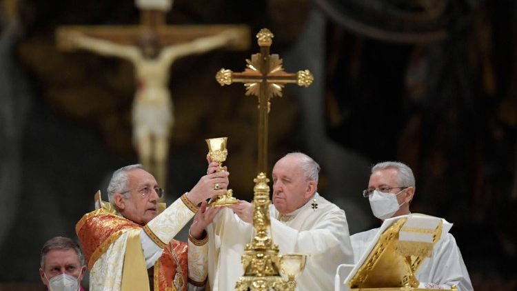 Францішак з Патрыярхам Рафаэлем Бедрасам ХХІ падчас Эўхарыстыі ў ватыканскай базыліцы