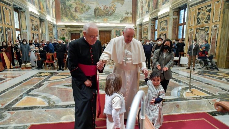 Il Papa con due bambine che lo hanno accolto all'ingresso con un abbraccio