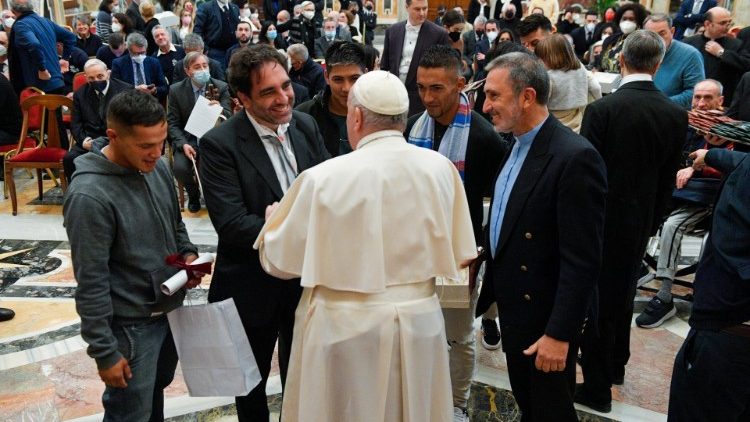 Il saluto del Papa un gruppo di rifugiati della Fondazione