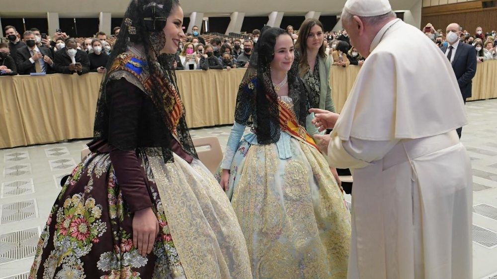 Papst Franziskus spricht mit Audienzteilnehmern