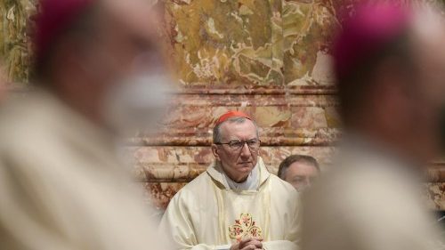 Parolin ai preti: vivere sempre in mezzo alla gente, attenti al linguaggio e al chiacchiericcio