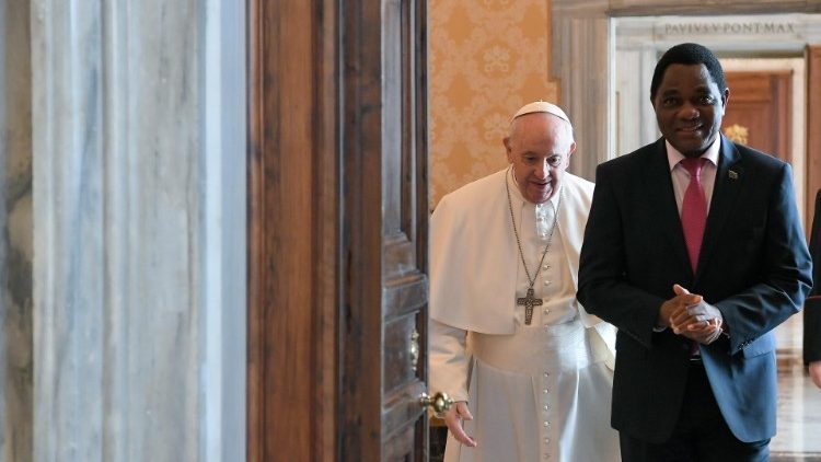 Le président zambien et le Pape François entrent dans la bibliothèque du Palais apostolique, samedi 19 février 2022. 