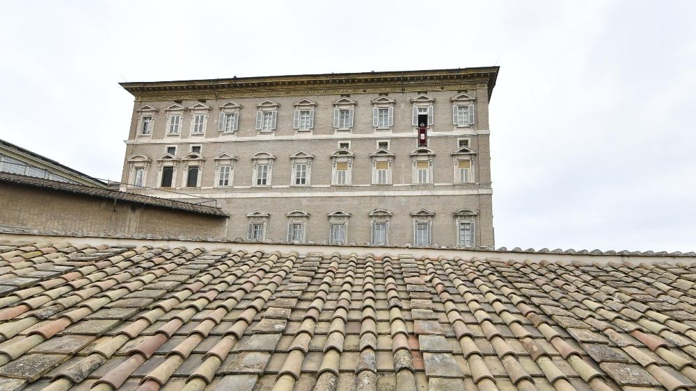 Il Palazzo apostolico durante l'Angelus del Papa