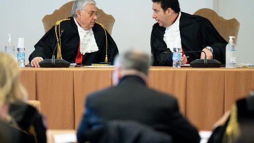 Becciu interrogato per otto ore sugli investimenti e i contatti con Marogna
