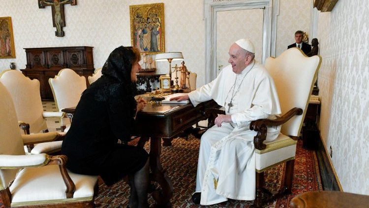 Alicia de Jesús Vega Crespo, Embajadora de Ecuador ante la Santa Sede presenta sus cartas credenciales ante el Papa. 