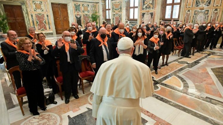 教宗接见西班牙耶稣会士的父母亲协会的成员。