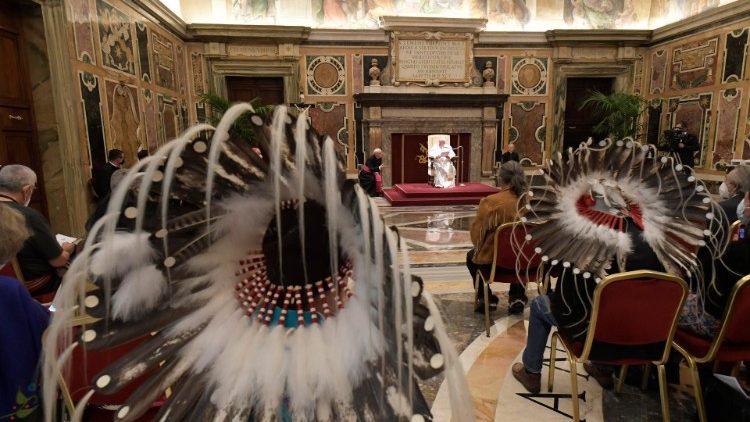 Papež František při audienci pro původní kanadské národy, 1. dubna 2022 ve Vatikánu