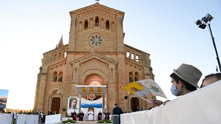 02-04-2022 Papa mbele ya Madabahu ya Ta' Pinu,Gozo katika Ziara yake ya Kitume.