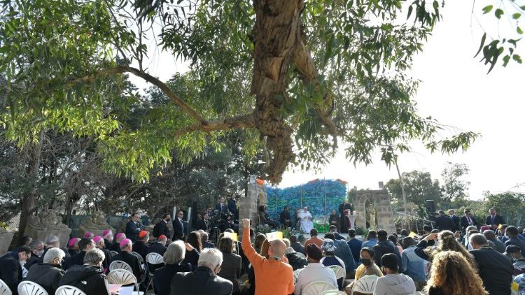 Papa encontra migrantes