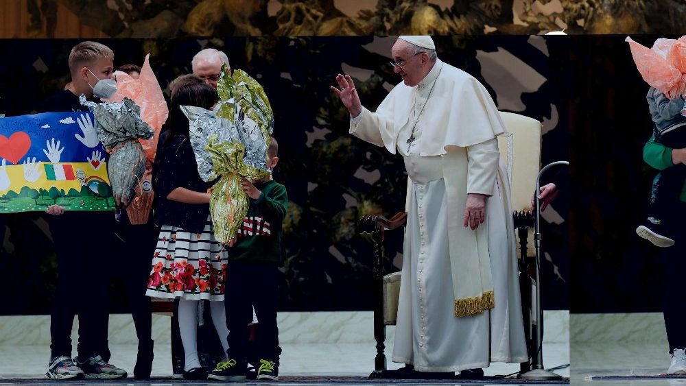 Papa Francisco com crianças ucranianas na Audiência Geral de 6 de abril