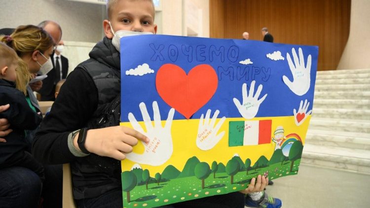 Watoto wa Ukraine waliopokelewa katika jukwaa la ukumbi wa Paulo VI