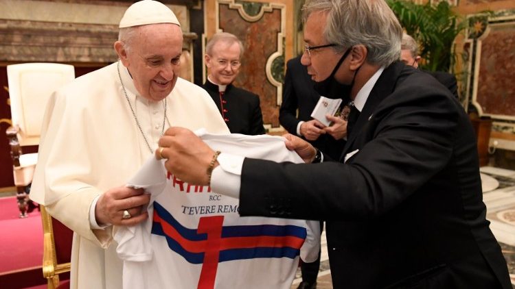 Uno dei doni al Papa da parte del Circolo canottieri