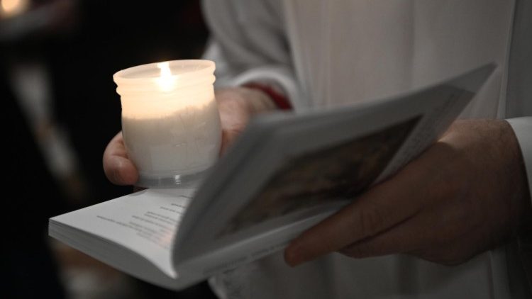 Dunkle Basilika wurde hell: Von der Osterkerze ging das Licht an alle Gläubigen im Petersdom 