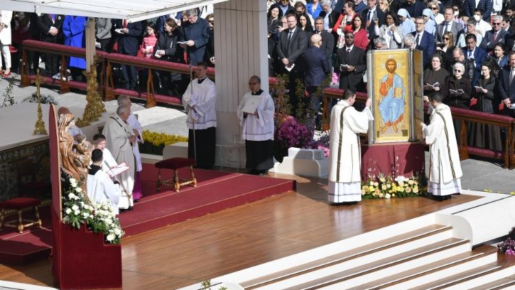 I diaconi aprono gli sportelli dell'icona