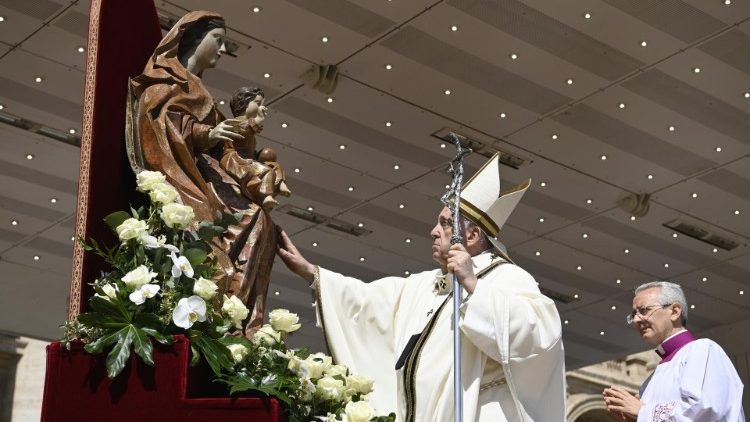 L'omaggio a Maria al termine della Messa