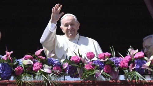 Pope at Easter Urbi et Orbi: May we be won over by the peace of Christ!