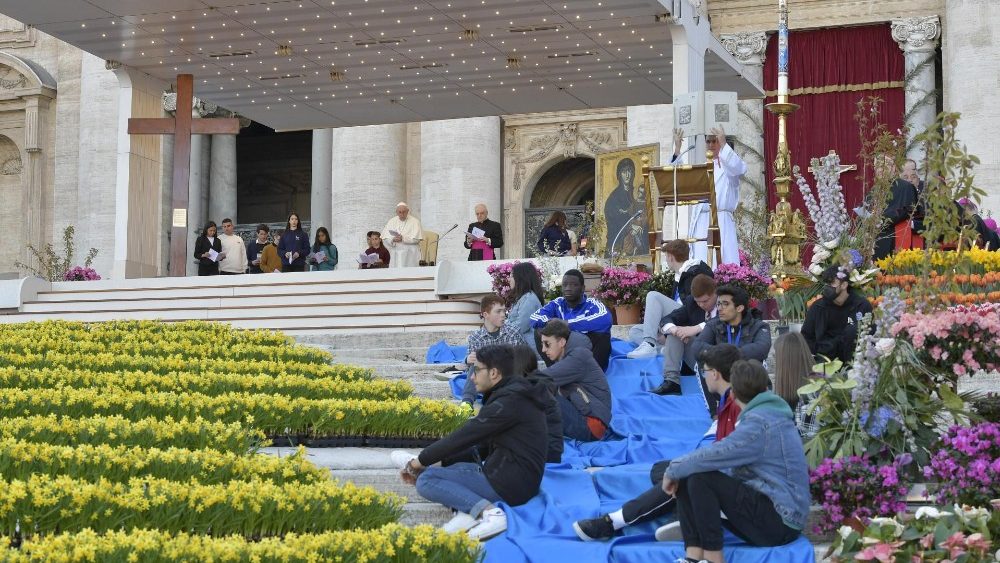 Papa com jovens italianos