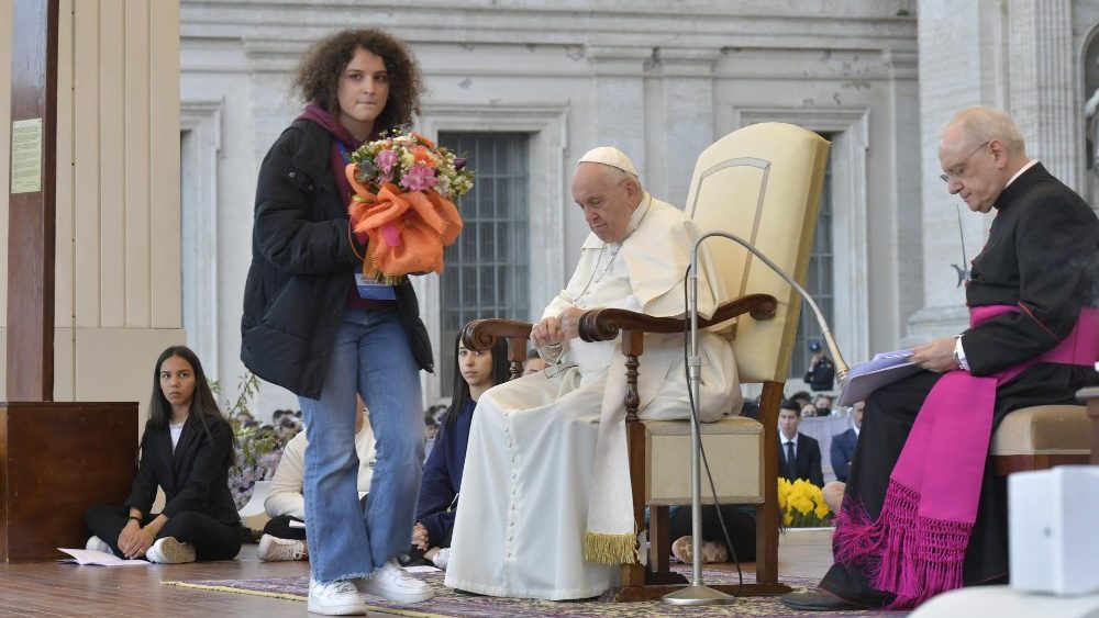 Papa com jovens italianos