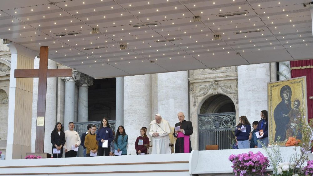 Papa com jovens italianos