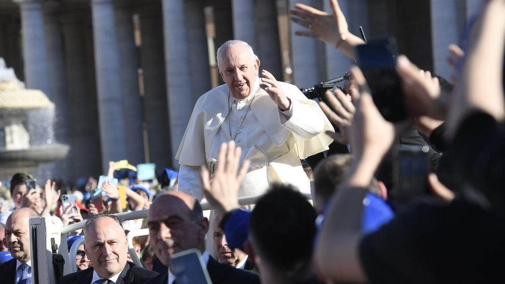 Papa com jovens italianos