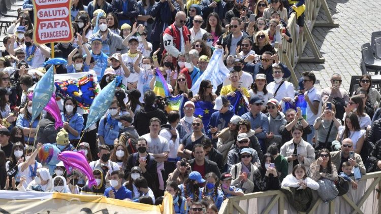 I fedeli in Piazza San Pietro per il Regina Coeli del Lunedì dell'Angelo