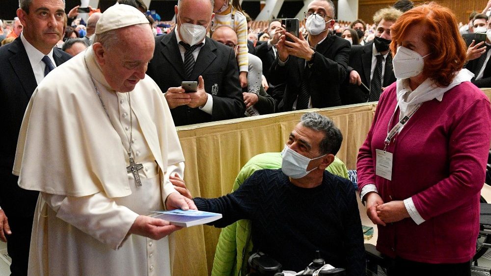 O Papa com a Peregrinação da Comunidade pastoral Nossa Senhora das Lágrimas de Treviglio (Vatican Media)