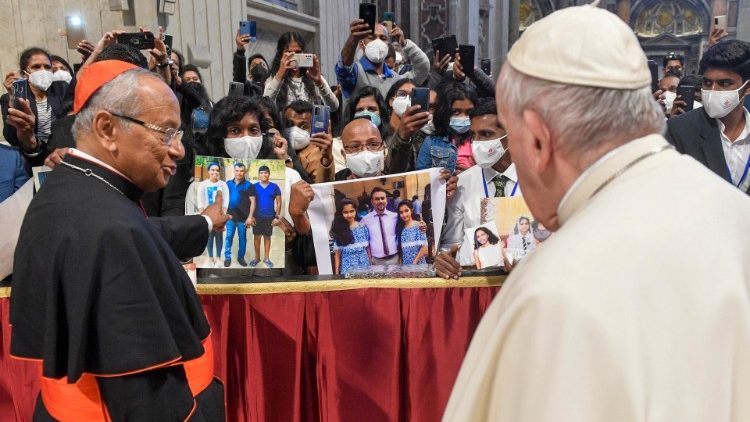 Kardinal Ranjith und Papst Franziskus im Petersdom