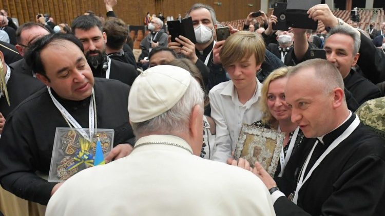 На зустрічі з Папою Франциском: о. Василь крайній справа