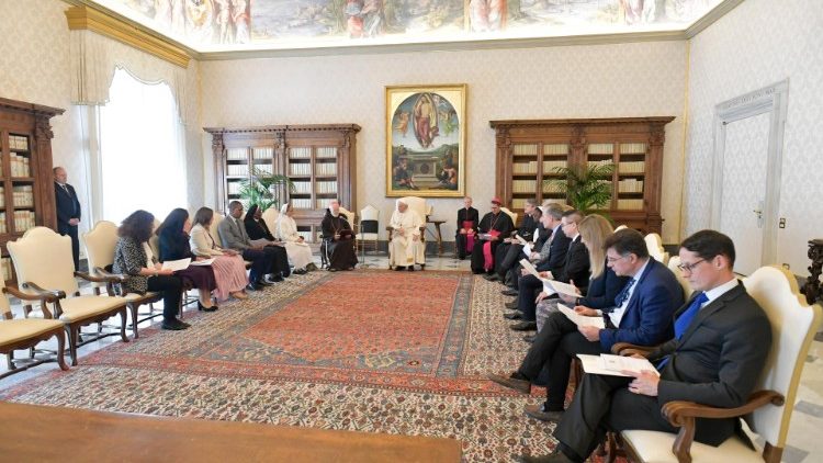 Die Mitglieder der Päpstlichen Kommission zum Schutz Minderjähriger bei einer Audienz mit Papst Franziskus (Archivbild vom 29.4.2022)