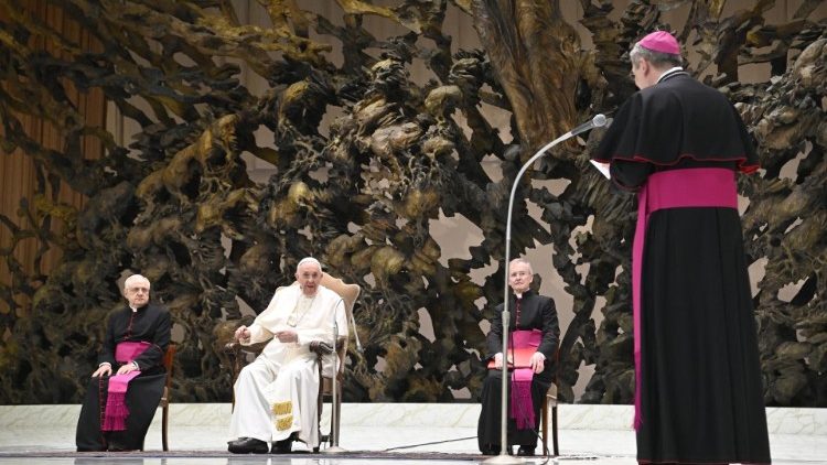 Il saluto di monsignor Zvolenský al Papa