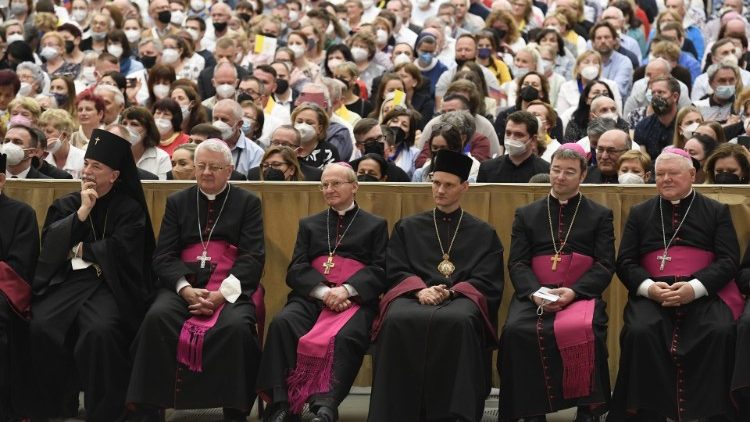 Medzi biskupmi bol aj Mons. Marek Forgáč (druhý sprava)