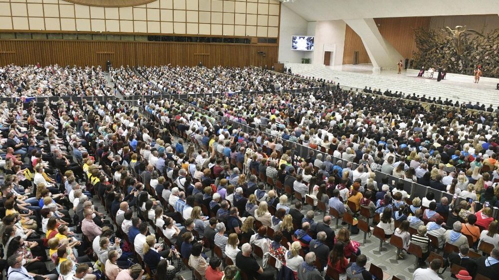 Slovenská ďakovná púť na audiencii u Svätého Otca zaplnila Aulu Pavla VI. (30. apr. 2022)