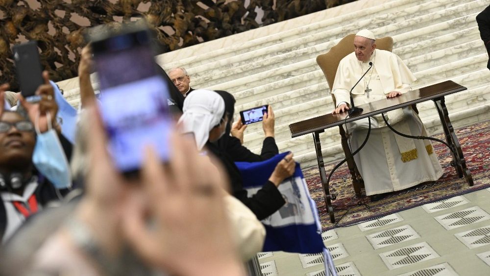 O Papa Francisco na Sala Paulo VI na audiência às religiosas da UISG (Vatican Media)