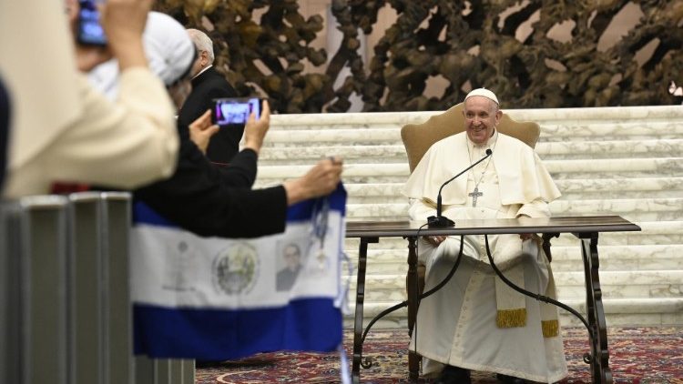 Le Pape rencontrant les membres de l'UISG dans la salle Paul VI. 